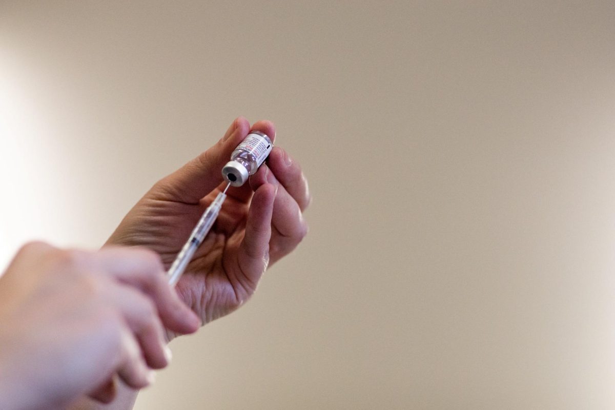 A nurse filling a syringe. U.S., April 8, 2022.  REUTERS/Emily Elconin