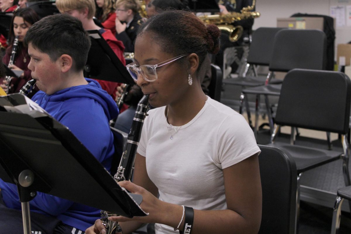 Thalia Ruiz playing her clarinet.